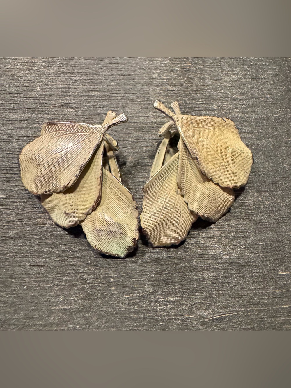 Vintage Beige Leaf-Detail Clip-On Earrings